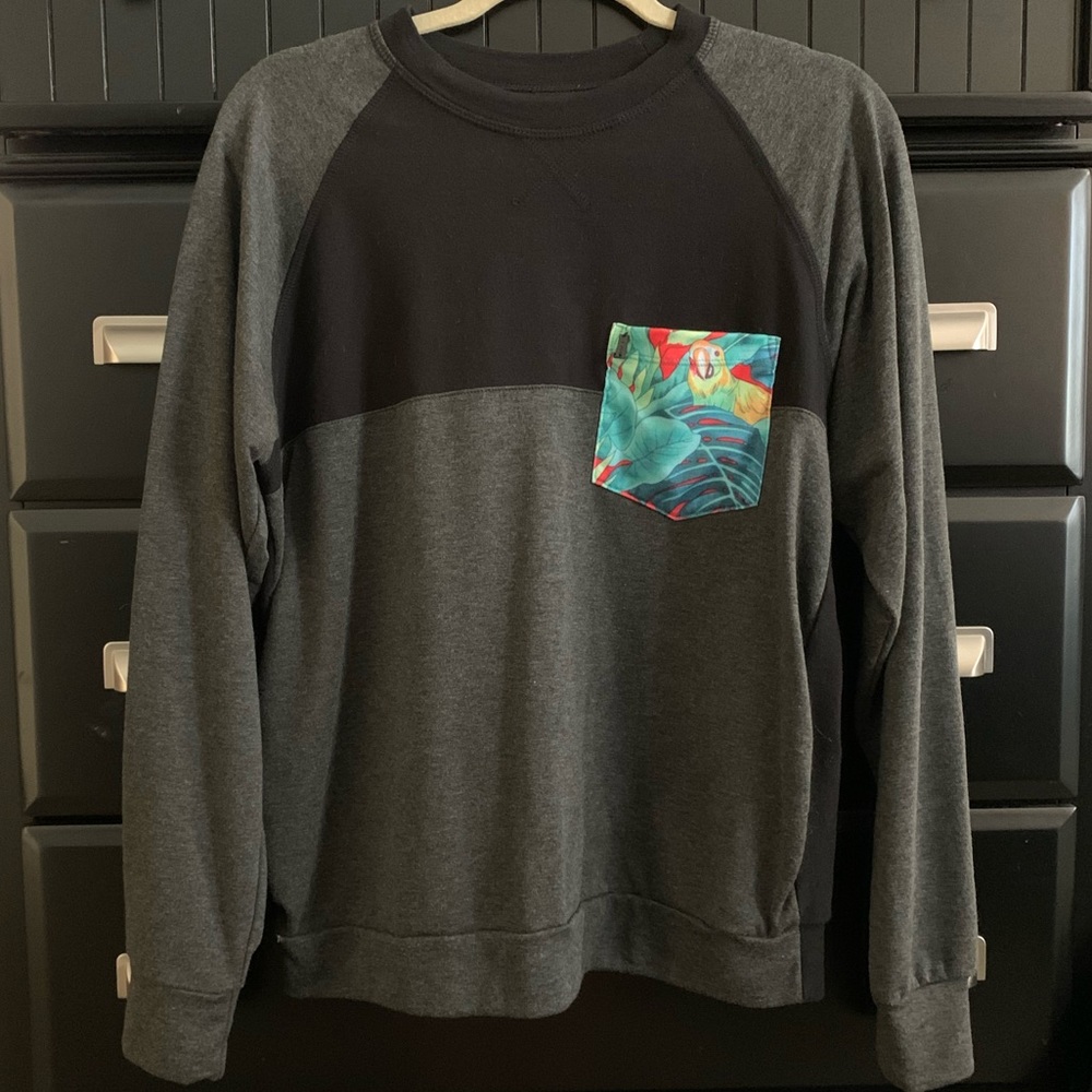 Men’s Crewneck With Tropical Pocket🌿